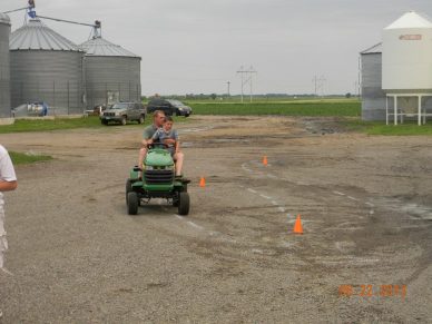 On the lawnmower course (tractor driving simulation)